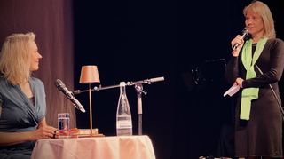 Eine sehr offene Autorin: Tamar Noort (l.) beantwortet die Fragen von Kiwanis-Präsidentin Nicole Kaminsky (r.) und des Publikums nach der Lesung im Alten Stadtsaal ausführlich.