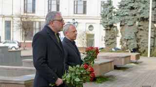 Gedenken an im Krieg gefallene Czernowitzerinnen und Czernowitzer: Mannheims Oberbürgermeister Peter Kurz (v.) mit seinem ukrainischen Amtskollegen Roman Klichuk