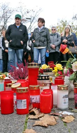 Blumen und Kerzen wurden bei einem Trauermarsch aufgestellt.