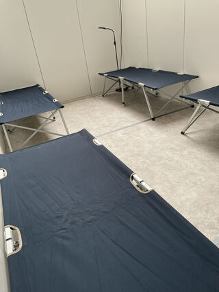 Noch sind die Feldbetten - vier pro Kabine - nackt und leer. Noch diese Woche werden die ersten Menschen einziehen.
