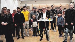 Bürgermeister Achim Weitz (Mitte) und einige seiner Verwaltungsmitarbeiter begrüßten im Bürgerhaus „Pflug“ rund 60 Neubürgerinnen und Neubürger.