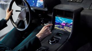 mid Groß-Gerau - Berührungslose Bildschirmsteuerung im elektrifizierten DeLorean DMC-12.