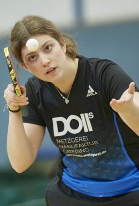 TVB-Spieler Laura Rosenberger glich mit Fabienne Zorn zum 1:1 aus.