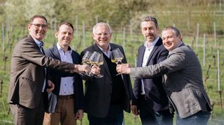 So ganz ohne Wein geht es doch nicht: Gerhard Brauer, Boris Kranz, Hans-Ulrich Ihlenfeld, Tobias Kauf und Joseph Greilinger werben für die Pfalz.