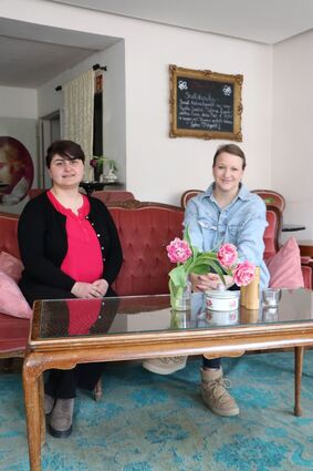 Ketevan Wagner (l.) und Stephanie Urbach im Café Fräulein Schiller in den Mannheimer Quadraten.