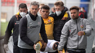 Fußball: 3. Liga, SV Wehen Wiesbaden - Dynamo Dresden, 38. Spieltag in der BRITA Arena. Dresdens Ransford-Yeboah Königsdörffer wird vom Feld gebracht. +++ dpa-Bildfunk +++