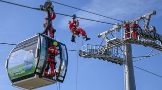Übung an der Kabine: Höhenretter der Berufsfeuerwehr trainieren das Abseilen einer Person aus einer Gondel der Seilbahn der Bundesgartenschau.