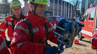 Mit diesem speziellen, eigens angemieteten Gerät können sich die Höhenretter in ein Tragseil der Seilbahn einhängen und sich dort fortbewegen.