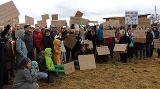 Die Mikro-Landwirte protestieren für den Erhalt der Gemeinschaftsäcker auf ihrem Feld im Norden Feudenheims. Zu Gast waren auch Vertreter des Gemeinderats.