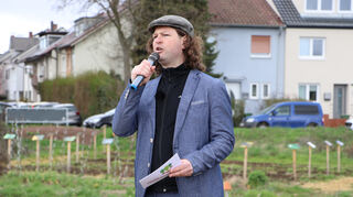 Bertram Fischer, Vorsitzender des Vereins Mikro Landwirtschaft, spricht bei einem Protest für den Erhalt der Gemeinschaftsäcker in Mannheim auf dem Feld in Feudenheim Nord.