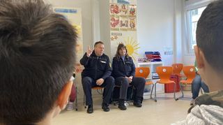 Die Polizeihauptkommissare Stefan Ebert und Tanja Ambacher beantworten Fragen der Kinder und erklären, wie man sich am besten verhält, wenn man von Fremden angesprochen wird.