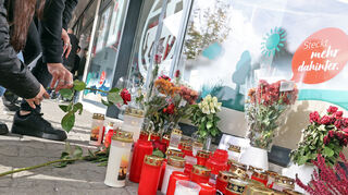 Blumen und Kerzen wurden vor dem Rossmann in Oggersheim abgelegt, in dem Marcel Kling angegriffen wurde.