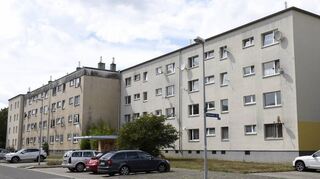 Die Weißen Blöcke in der Bayreuther Straße sollen saniert werden – aber erst nach dem Abriss und Neubau der Roten Blöcke.