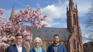 Marius Schmidt, Ute Striebinger und Andreas Dexler (v. l.) präsentieren den neuen Seniorenwegweiser.
