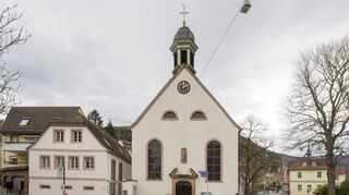 Die ehemalige Kirche und das Gemeindehaus daneben im Heidelberger Stadtteil Ziegelhausen stehen zum Verkauf.