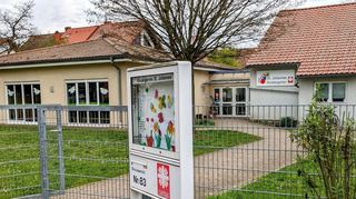 Für den Anbau am Kindergarten St. Johannes wird alles in Container ausgelagert, dann das 65 Jahre alte Gebäude (r.) abgerissen und der Pavillon (l.) entkernt.