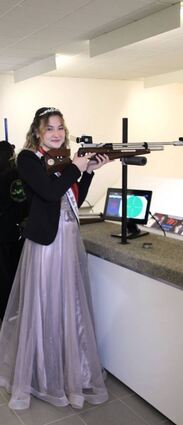 Spargelkönigin Stella-Svenja I. zeigt sich treffsicher.