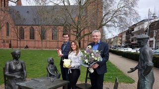 Marius Schmidt (l.) und Gottfried Störmer (r.) freuen sich, dass mit Ayleen Häse (Mitte) eine neue Spargelkönigin gefunden wurde.