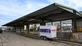 Unter der früheren Laderampe der U-Halle wird der Tisch der Nationen platziert – auch als Ort zum Vespern und Verschnaufen der Besucher.