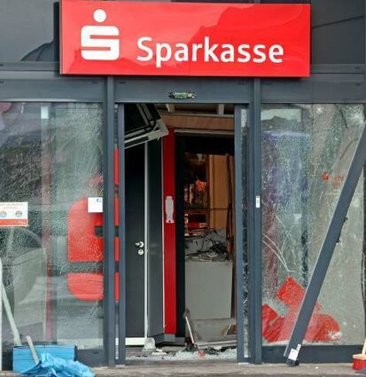 Ein einziges Trümmerfeld: die Filiale der Sparkasse in Rheingönheim.