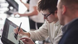 mid Groß-Gerau - Bei einem Besuch des Design Teams erhielten die Auszubildenden Einblicke in die Arbeit von Chefdesigner Oliver Stefani und seinem Team.