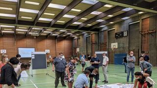 Das Boden-Luftbild der Stadt diente als wichtige Grundlage bei der Bürgerbeteiligung am Stadtentwicklungskonzept „Ladenburg.2035“, hier beim Auftakt im Juli 2021 mit rund 60 Teilnehmern in der Lobdengauhaulle.
