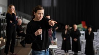 Regisseurin Cordula Däuper gibt Regieanweisungen bei einer Probe von „Dido und Aeneas“ in der Alten Schildkrötfabrik in Mannheim-Neckarau.