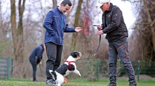 Andrei Berbesun (l.) und Murphy bekommen im Anfänger/Rüpel-Kurs von Hundetrainer Uwe Götzinger gezeigt, was sie noch so alles falsch machen.
