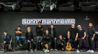 Die Söhne 2023 (v.l.): Kosho, Metaphysics, Ralf Gustke, Edward Maclean, Dominic Sanz, Florian Sitzmann, Thilo Zirr, Giuseppe „Gastone“ Porrello, Michael Klimas und Karim Amun. Marlon B. ist zurzeit auf Jamaika.