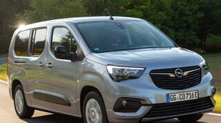 Die elektrifizierten Nutzfahrzeuge von Opel können bis zu neun Personen befördern und Lasten mit einem Volumen bis 6,6 Kubikmeter transportieren. Das gilt für den Vivaro-e (großes Bild). Etwas kleiner ist der Zafira-e (rechts unten), kompaktestes Modell ist der Combo-e (links unten). Alle haben einen Elektromotor mit 136 PS.