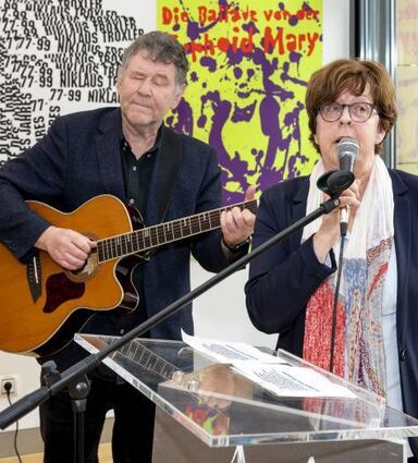 Abschiedslied: Bernhard Sperrfechter begleitet Bürgermeisterin Monika Kabs.