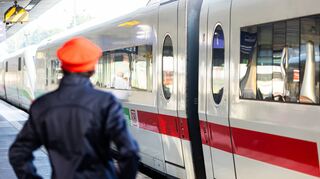 Warten auf die Weiterfahrt: Ein Mitarbeiter der Deutschen Bahn steht neben einem ICE im Hauptbahnhof Hannover.