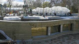 Das neue Zuhause der Pinguine im Luisenpark, unten die drei Panoramascheiben, um die Frackträger auch unter Wasser beobachten zu können.