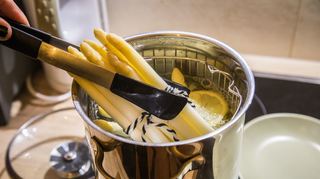 Kocht der Spargel stehend in einer kleinen Menge Wasser, gehen weniger Vitamine verloren.