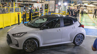 mid Onnaing - Und da steht er, ein Yaris GR Sport in Dynamic Grey.
