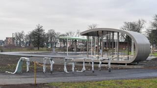 Dieser Musikspielplatz erinnert an die Mannheimer Schule, die berühmte Hofkapelle um ihren Mitbegründer Johann Stamitz: Mit Tritt-Tellern an Schnüren lassen sich hier Klänge erzeugen. Auch Trommeln gibt es.