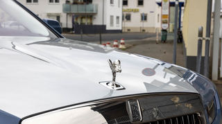 mid Groß-Gerau - Stolz präsentiert sich die legendäre Kühlerfigur "Spirit of Ecstasy" auf der Motorhaube, seit 1911 ziert sie den Verschluss des Wasserkühlers eines Rolls-Royce.