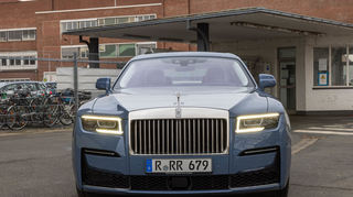 mid Groß-Gerau - Der Kühlergrill ist mächtig und wird indirekt von 20 LED Scheinwerfern beleuchtet.