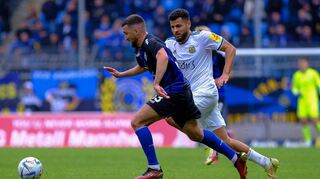Im Hinspiel setzte sich der SV Waldhof knapp mit 1:0 durch. Hier wird Waldhof-Profi Berkan Taz (links) von Dave Gnaase verfolgt.