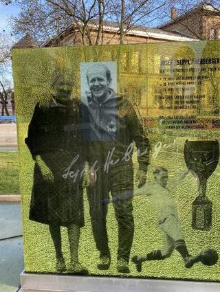 Die Sepp-Herberger-Stiftung des DFB schenkte die Stele 2015 der Stadt.