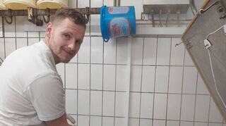 Philipp Burkhardt in seiner Wurstküche auf dem Waldhof. Der Metzgermeister legt Wert auf Frische.