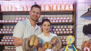 Philipp Burkhardt und seine Frau Anna präsentieren preisgekrönte Wurstware.