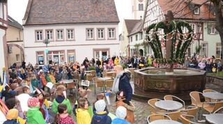 Strahlenberger Grundschüler übergeben die Osterkrone an die Stadt.