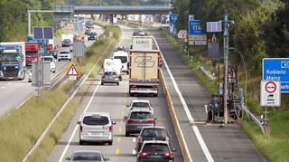 Auf der A 61 ist vor zwei Jahren der Boden unter den Standstreifen untersucht worden. Hier soll die Autobahn auf jeweils drei Spuren verbreitert werden.