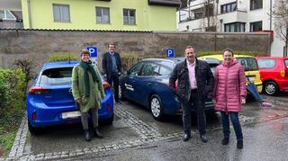 Bei der Eröffnung der Carsharing-Station: Miriam Caroli (v.l.), Ralph Franke, Bürgermeister Achim Weitz und Angelika Hornig.