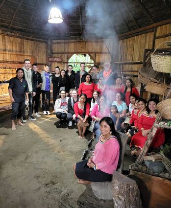 Elftklässlerinnen und Elftklässler der Carl-Benz-Schule bekamen in einem Dorf im ecuadorianischen Regenwald Einblicke in die Kultur des Landes.
