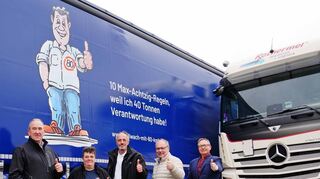 Die Spedition Rothermel hat drei Lkw beflockt: (v.l.) Konrad Fischer, Martina Uhle, Andreas Neher, Dieter Schäfer und Christian Rothermel.