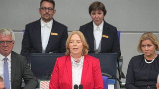 26. Oktober 2021: Bärbel Bas (SPD, M) freut sich über ihre Wahl zur Bundestagspräsidentin bei der konstituierenden Sitzung des neuen Bundestags.