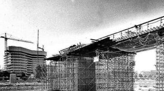 Bau des Collini-Stegs: Noch sieht man nicht, dass bis zur Gartenschau 1975 Mannheims „eleganteste Neckarbrücke“ entstehen soll.