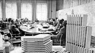 April 1972: Die „Neue Heimat“ als Bauherr stellt dem Technischen Ausschuss des Gemeinderates das Modell des „multifunktionalen Zentrums“ vor.